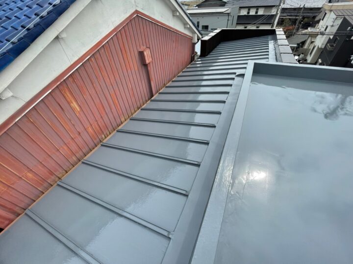 名古屋市西区で瓦棒屋根の防水工事を行いました。