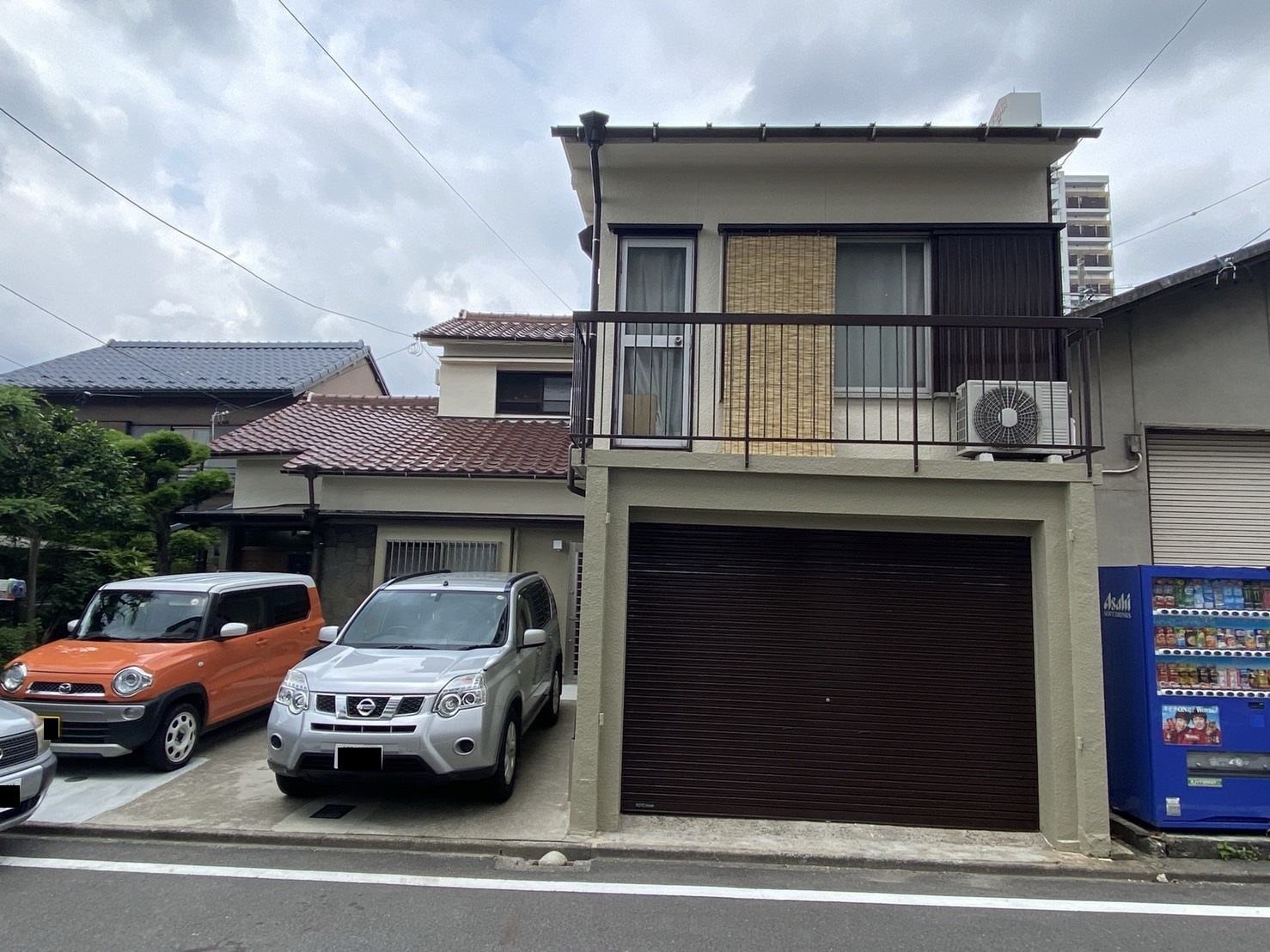 清須市でツートーンカラーで外壁塗装工事と雨樋交換工事、屋根修繕工事を行いました。