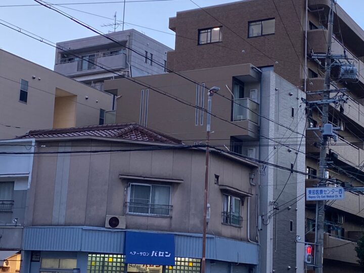 名古屋市千種区のビルの一部外壁塗装工事を吊り足場を架けて行いました。