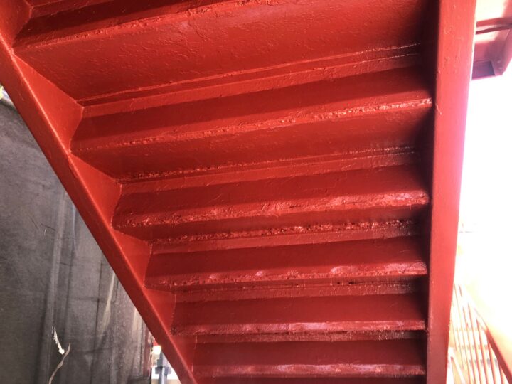 名古屋市名東区のアパートで鉄骨階段塗装工事を行いました。