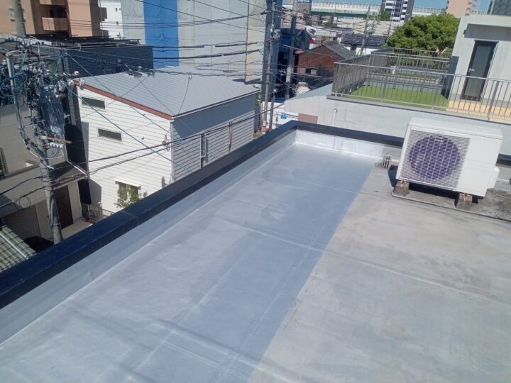 名古屋市でビル屋上のゴムシート防水の補修工事を密着工法で行いました。